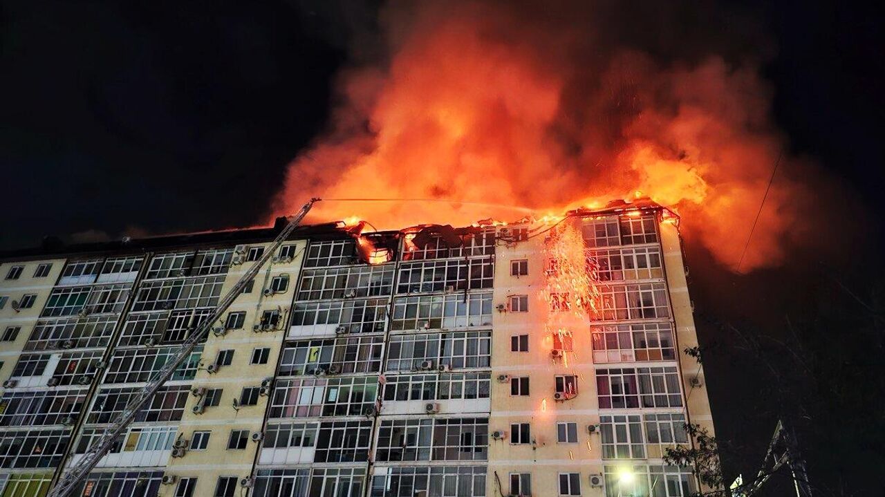 Огонь с мансарды горящей в Анапе многоэтажки перекинулся на квартиры -  Радио Sputnik, 13.02.2024