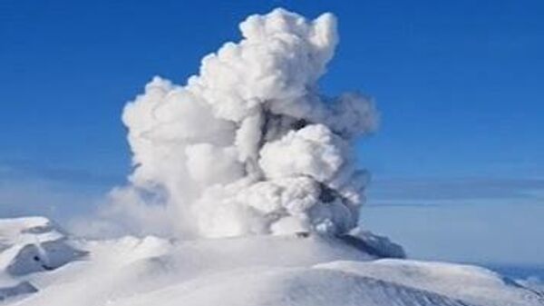 Выброс пепла на вулкане Эбеко в Сахалинской области