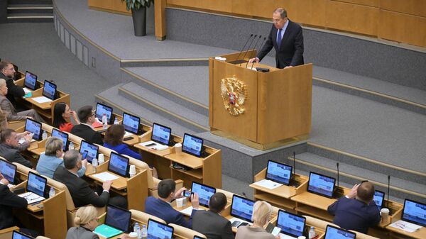 Министр иностранных дел Сергей Лавров выступает во время правительственного часа на пленарном заседании Государственной думы