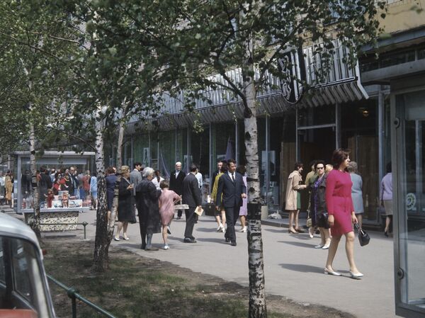 Прохожие возле здания универмага Лейпциг на Ленинском проспекте в Москве Прохожие возле здания универмага Лейпциг на Ленинском проспекте в Москве