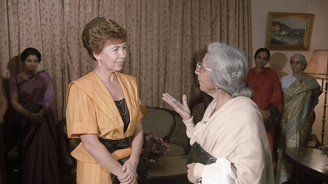 Раиса Максимовна Горбачева во время встречи с группой индийских женщин — политиков и общественных деятелей Раиса Максимовна Горбачева во время встречи с группой индийских женщин — политиков и общественных деятелей