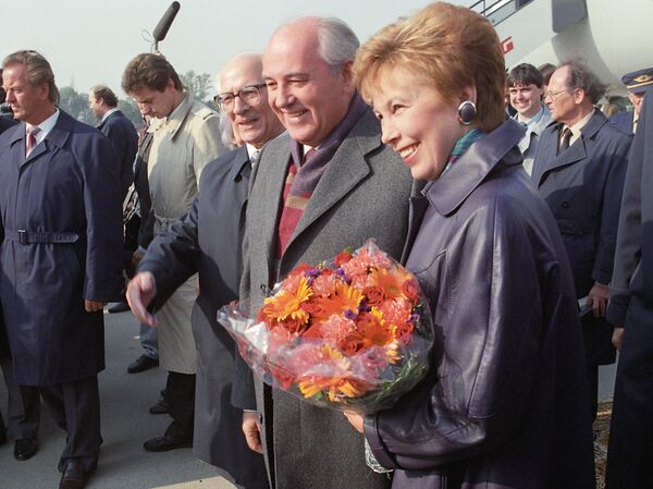 Генеральный секретарь ЦК СЕПГ, Председатель Государственного совета ГДР Эрих Хонеккер и Михаил Горбачев с супругой Раисой Максимовной Генеральный секретарь ЦК СЕПГ, Председатель Государственного совета ГДР Эрих Хонеккер и Михаил Горбачев с супругой Раисой Максимовной