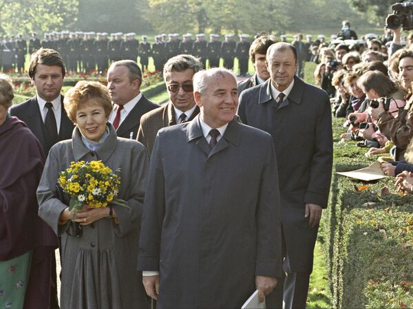 Встреча Михаила Сергеевича Горбачева и его супруги Раисы Максимовны Горбачевой у виллы Хаммершмидт - резиденции Федерального президента ФРГ Рихарда Карла фон Вальцзеккера Встреча Михаила Сергеевича Горбачева и его супруги Раисы Максимовны Горбачевой у виллы Хаммершмидт - резиденции Федерального президента ФРГ Рихарда Карла фон Вальцзеккера