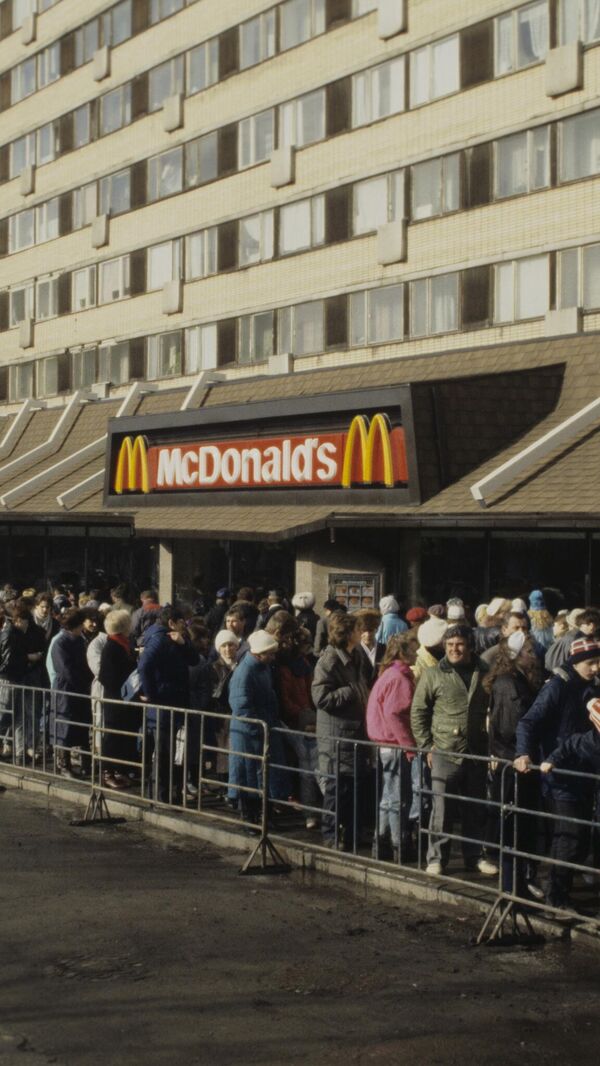 Очередь в ресторан Макдональдс на Пушкинской площади в Москве Очередь в ресторан Макдональдс на Пушкинской площади в Москве