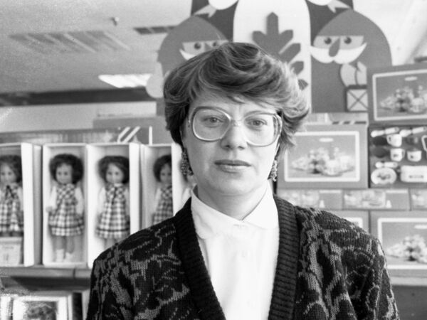 Магазин Лейпциг, предлагающий москвичам товары из ГДР, на улице Академика Варги в Москве. Старший продавец Анна Касаткина в секции игрушек Магазин Лейпциг, предлагающий москвичам товары из ГДР, на улице Академика Варги в Москве. Старший продавец Анна Касаткина в секции игрушек