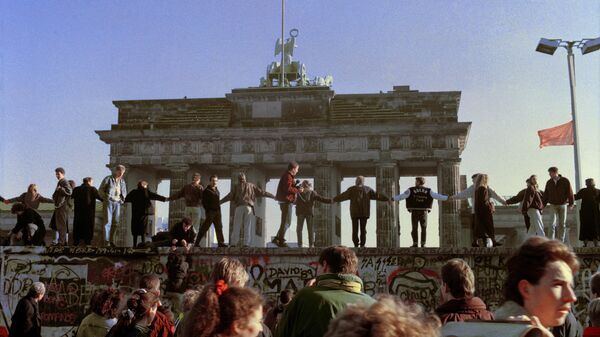 Жители Берлина на стене после открытия границы между Западным Берлином и ГДР. 10 ноября 1989