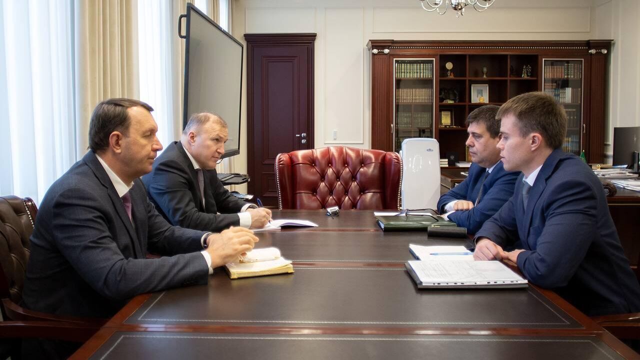 Глава Адыгеи Мурат Кумпилов и председатель республиканского комитета по делам молодежи Максим Галушкин Глава Адыгеи Мурат Кумпилов и председатель республиканского комитета по делам молодежи Максим Галушкин - РИА Новости, 1920, 14.02.2024