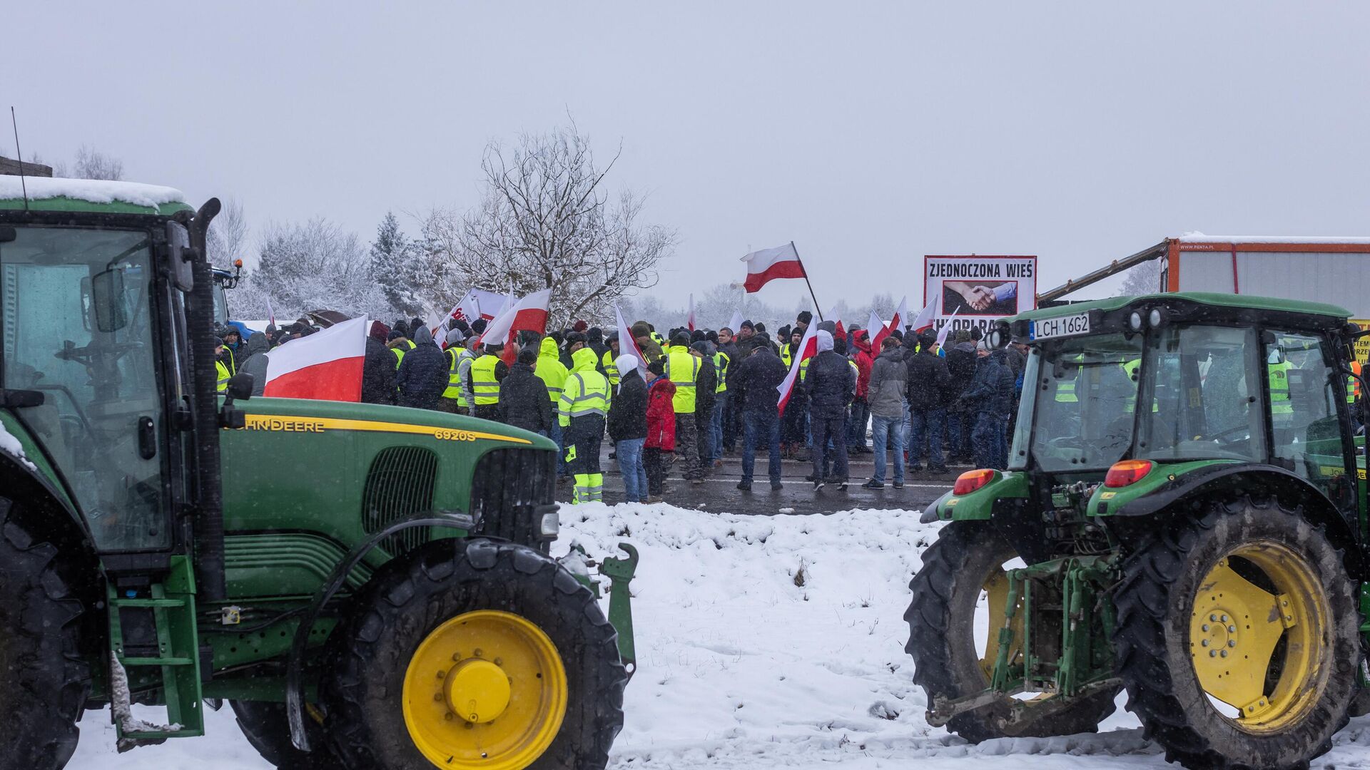 Польские фермеры на тракторах блокируют КПП  - РИА Новости, 1920, 16.02.2024