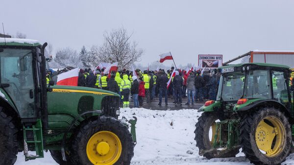 Польские фермеры на тракторах блокируют КПП 
