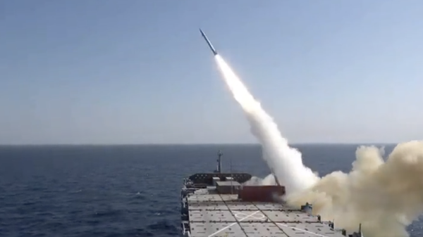 Запуск баллистической ракеты морского базирования ВС Ирана. Кадр видео