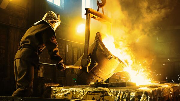 Рабочий на металлургическом заводе