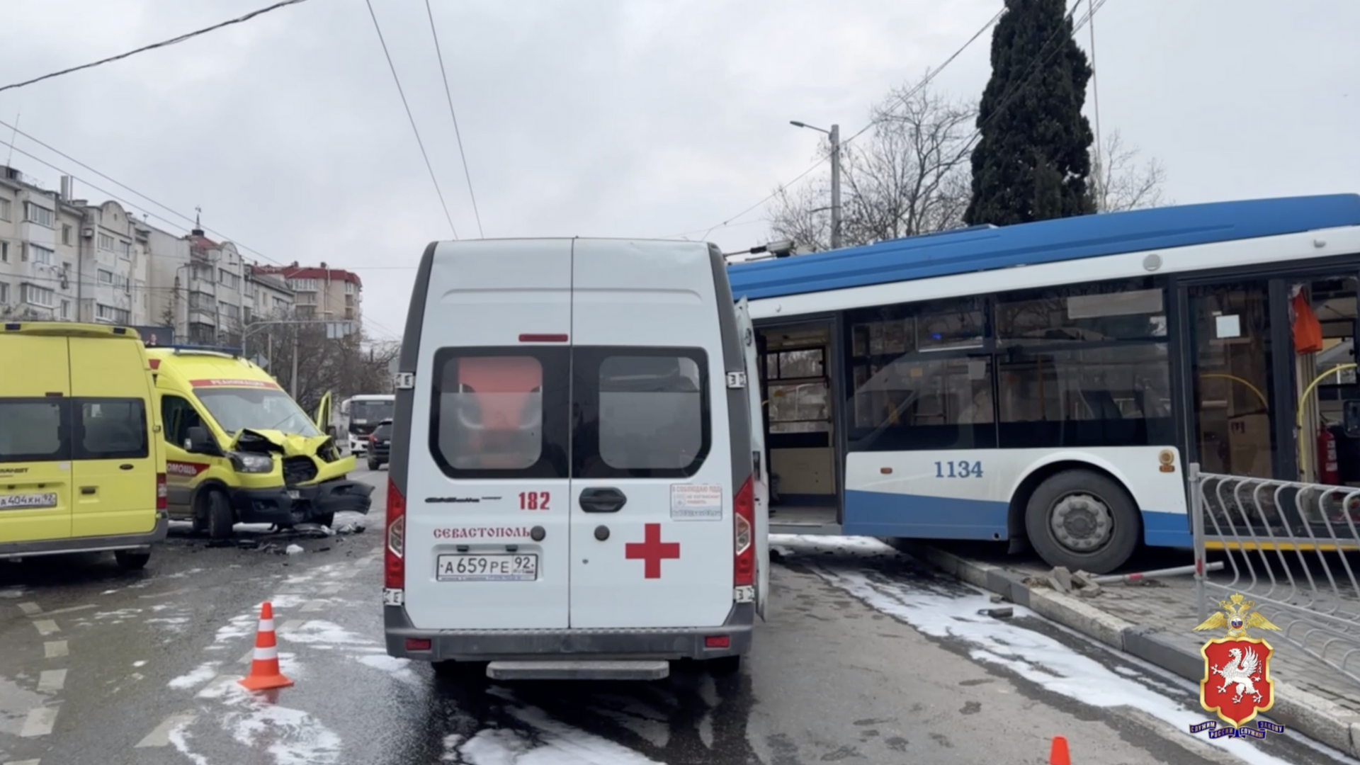 Место ДТП с участием автомобиля скорой помощи, троллейбуса и легковушки в Севастополе. 14 февраля 2024 - РИА Новости, 1920, 14.02.2024