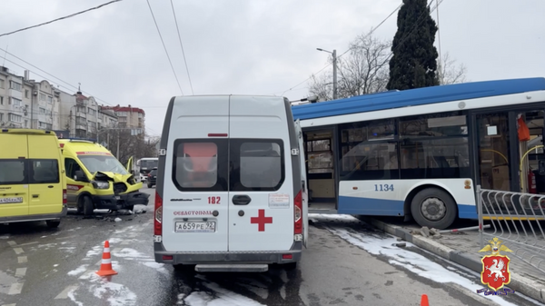 Место ДТП с участием автомобиля скорой помощи, троллейбуса и легковушки в Севастополе. 14 февраля 2024