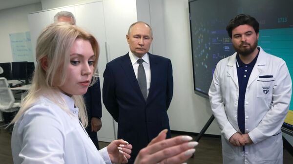 Президент РФ Владимир Путин во время посещения ГБУЗ Научно-практический клинический центр диагностики и телемедицинских технологий Департамента здравоохранения города Москвы