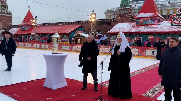 Патриарх Кирилл поет гимн России с участниками детского турнира по хоккею с мячом