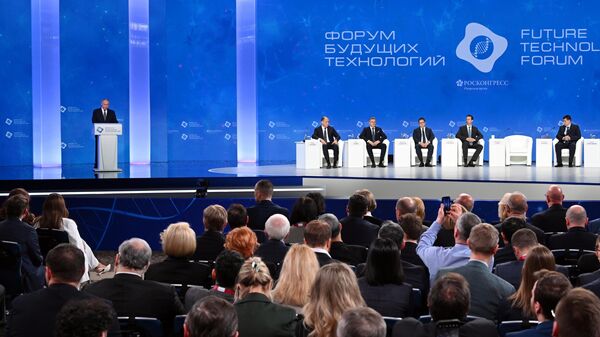 Президент РФ Владимир Путин выступает на пленарном заседании Форума будущих технологий Современные медицинские технологии. Вызовы завтрашнего дня:  опережая время