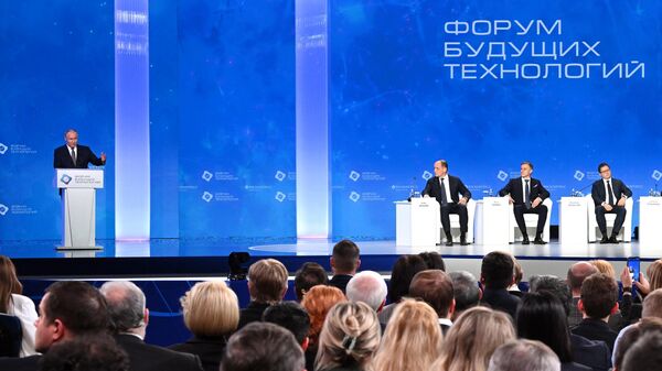 Президент РФ Владимир Путин выступает на пленарном заседании Форума будущих технологий Современные медицинские технологии. Вызовы завтрашнего дня  опережая время 