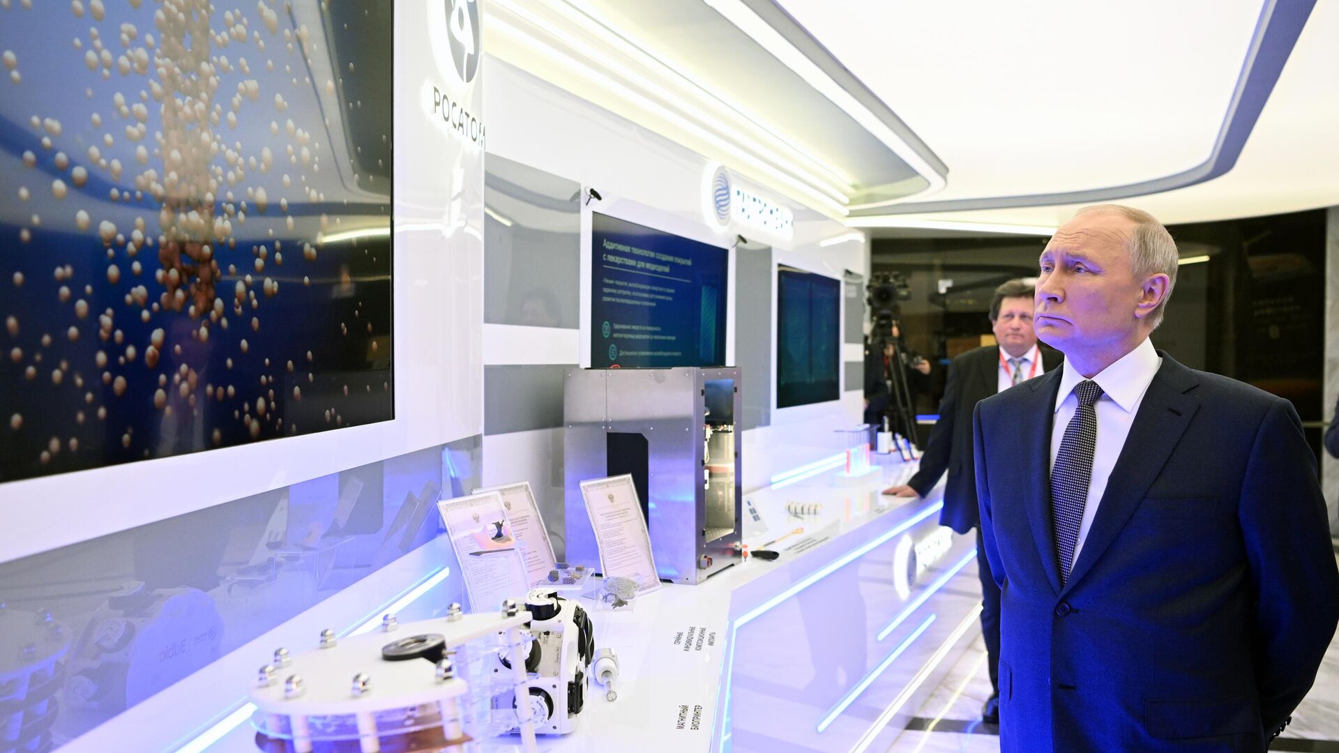 Президент РФ Владимир Путин во время осмотра выставки перед пленарным заседанием Форума будущих технологий - РИА Новости, 1920, 14.02.2024