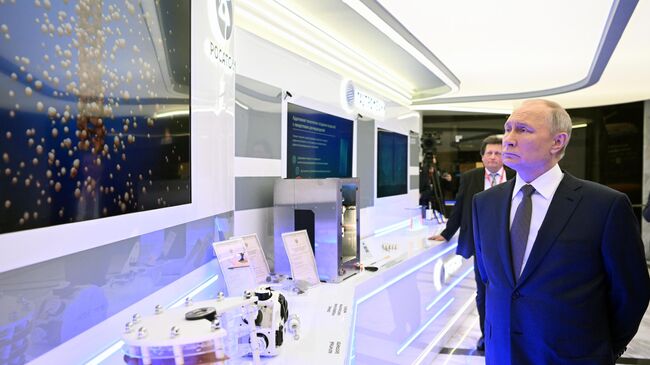 Президент РФ Владимир Путин во время осмотра выставки перед пленарным заседанием Форума будущих технологий