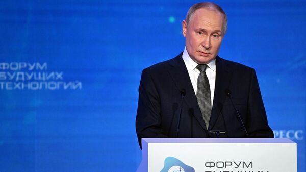 Президент РФ Владимир Путин выступает на пленарном заседании Форума будущих технологий Современные медицинские технологии. Вызовы завтрашнего дня - опережая время