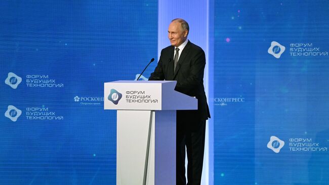 Президент РФ Владимир Путин выступает на пленарном заседании Форума будущих технологий Современные медицинские технологии. Вызовы завтрашнего дня - опережая время