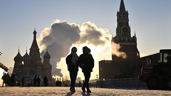 Люди в морозный день на Красной площади в Москве