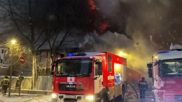 Сотрудники МЧС РФ тушат пожар в здании на Пушкинской площади в Москве. 15 февраля 2024