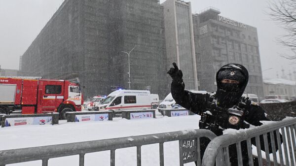 Машины спецслужб и сотрудник полиции во время пожара на Пушкинской площади в Москве