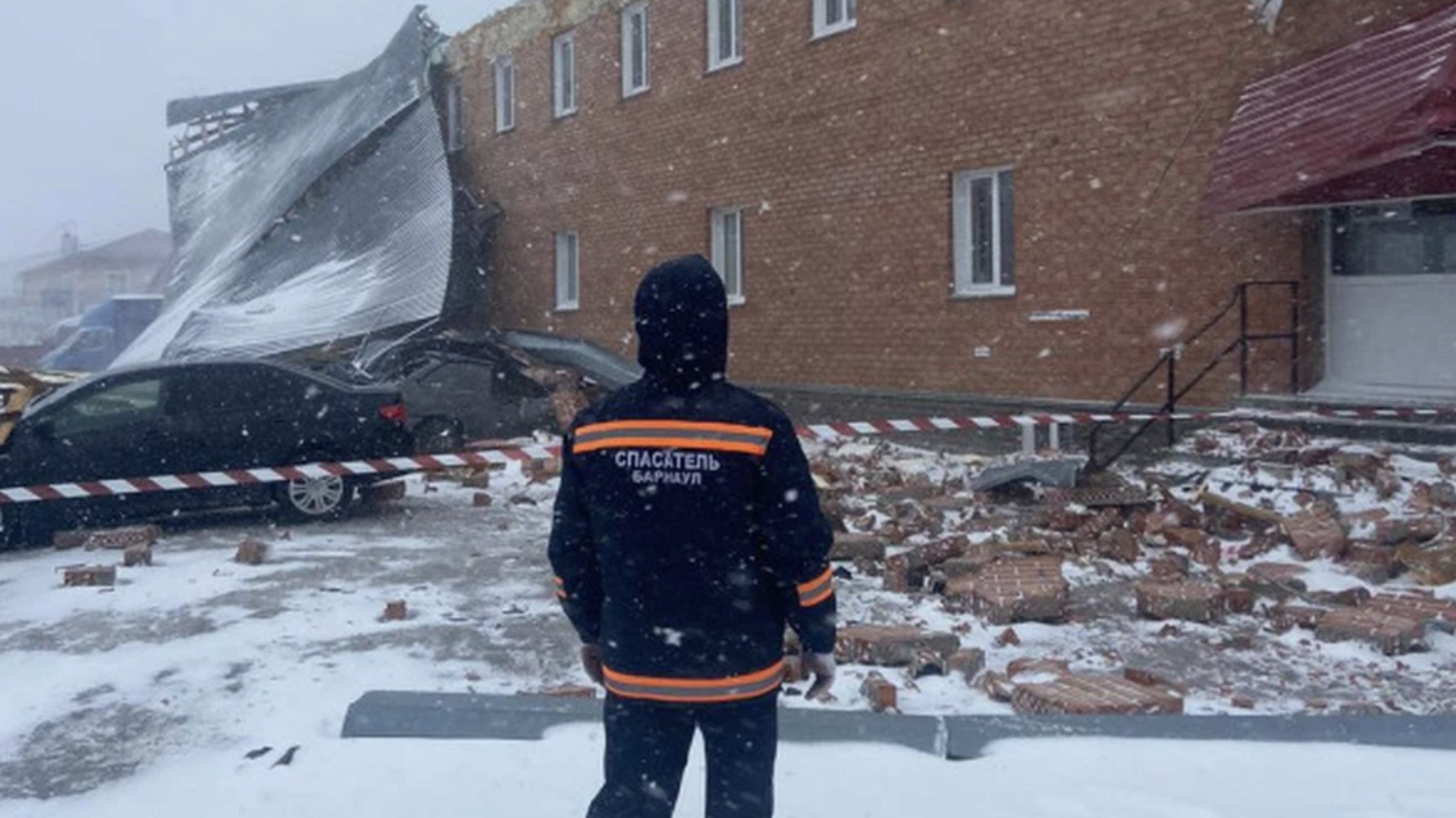 Место происшествия, где ураганным ветром снесло крышу административного здания в Барнауле. 15 февраля 2024 - РИА Новости, 1920, 15.02.2024