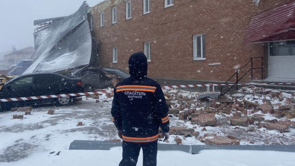 Место происшествия, где ураганным ветром снесло крышу административного здания в Барнауле. 15 февраля 2024