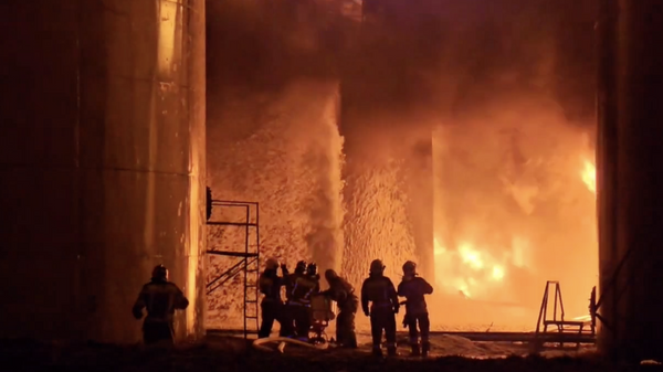 Сотрудники МЧС во время ликвидации пожара на нефтебазе в Курске. Кадр видео