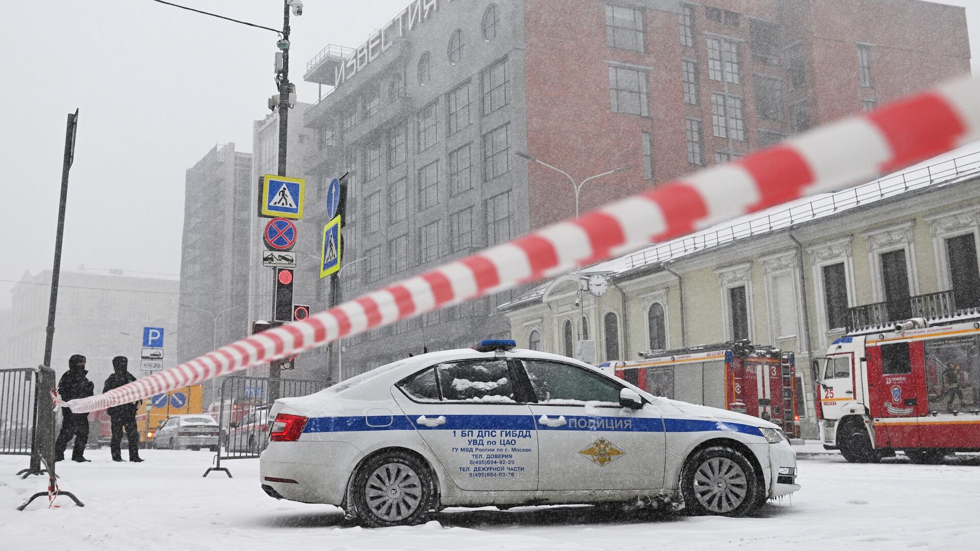 Сотрудники полиции и автомобили спецслужб у здания, где произошел пожар, на Пушкинской площади в Москве - РИА Новости, 1920, 15.02.2024