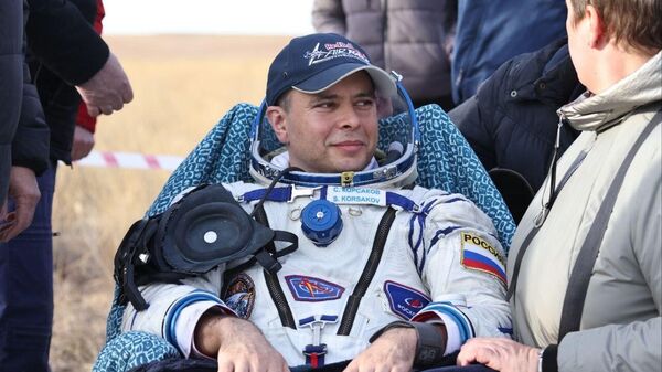 Космонавт Роскосмоса Сергей Корсаков после приземления спускаемого аппарата корабля Союз МС-21