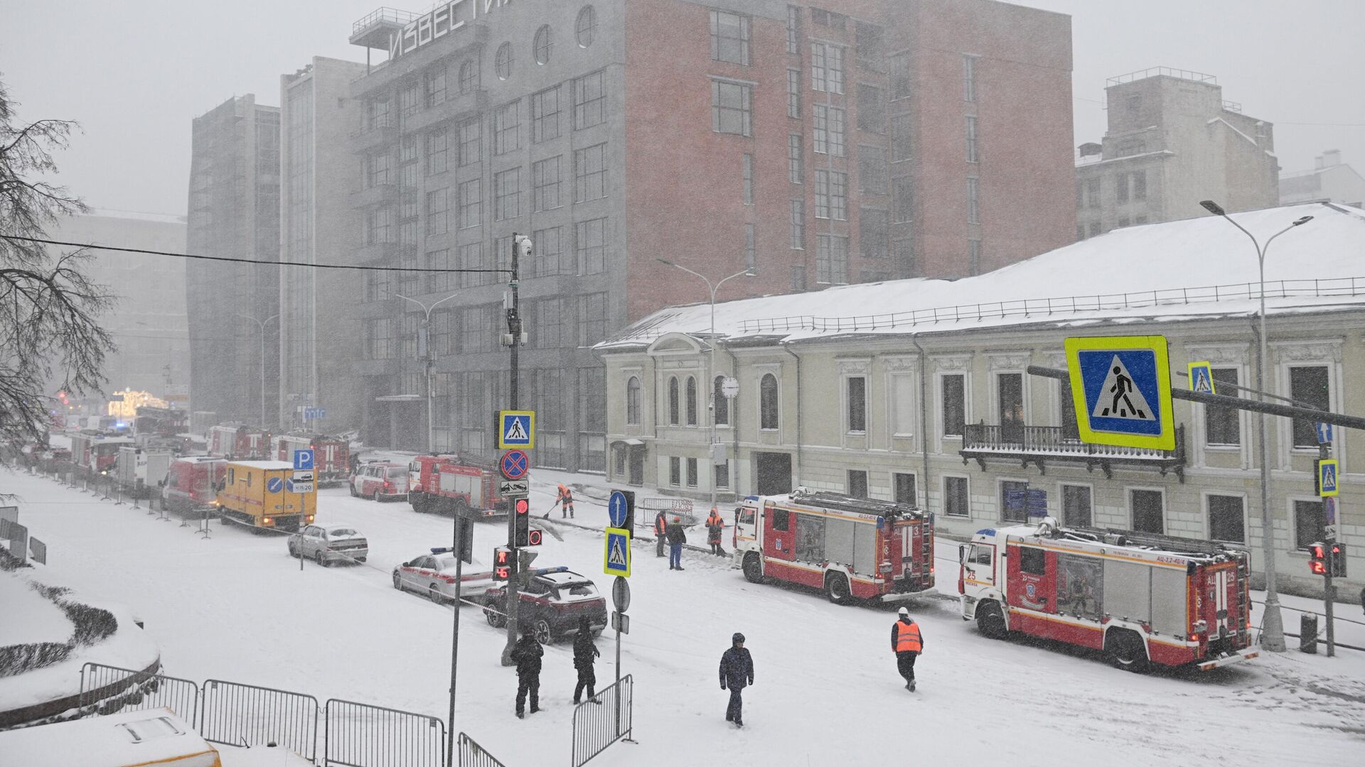 Автомобили спецслужб у здания, где произошел пожар, на Пушкинской площади в Москве - РИА Новости, 1920, 15.02.2024