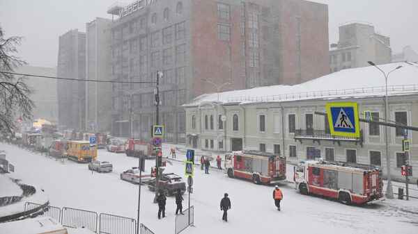 Автомобили спецслужб у здания, где произошел пожар, на Пушкинской площади в Москве