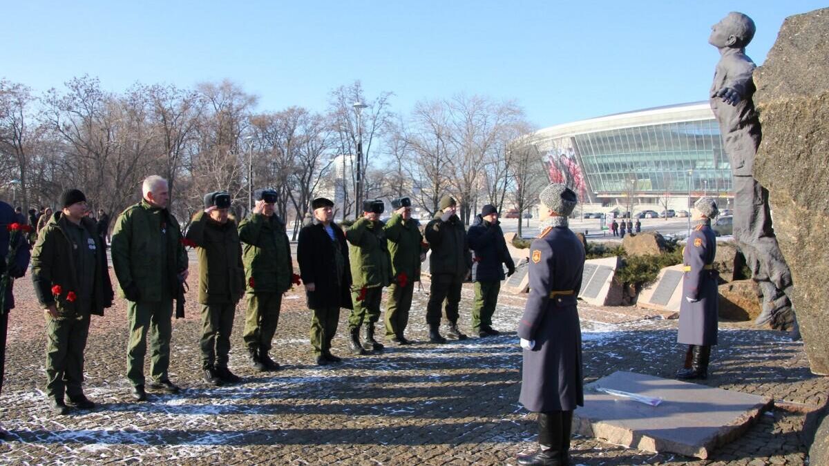 Церемония возложения цветов к памятнику погибшим воинам-афганцам в Донецке - РИА Новости, 1920, 15.02.2024