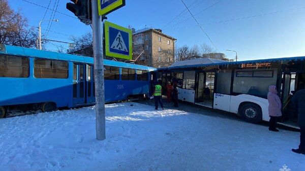Место ДТП с участием трамвая и рейсового автобуса в Уфе. 15 февраля 2024