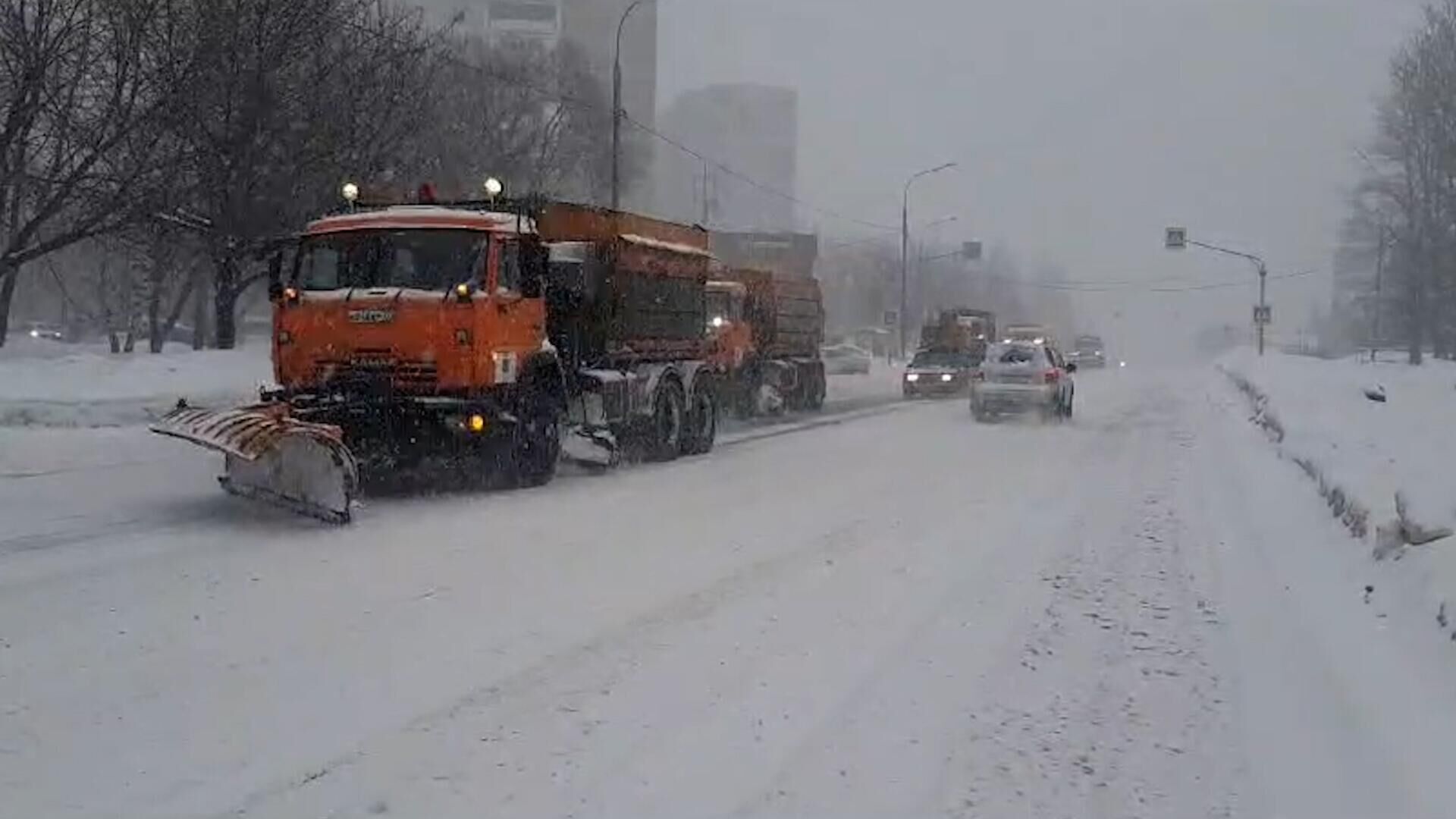 Работа снегоуборочной техники в Москве - РИА Новости, 1920, 15.02.2024