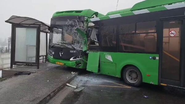 Место столкновения двух автобусов в Курске. 15 февраля 2024