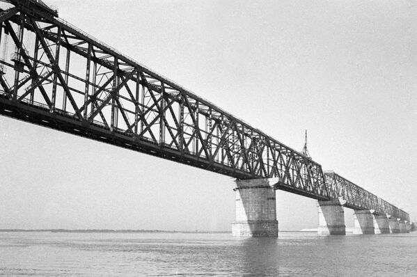 Мост через Амур - одно из крупнейших инженерных сооружений на трассе БАМ