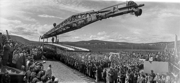 Торжественная церемония укладки последнего серебряного звена - секции железнодорожного полотна, символизирующей начало строительства второго пути на БАМе