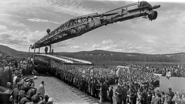 Торжественная церемония укладки последнего серебряного звена - секции железнодорожного полотна, символизирующей начало строительства второго пути на БАМе