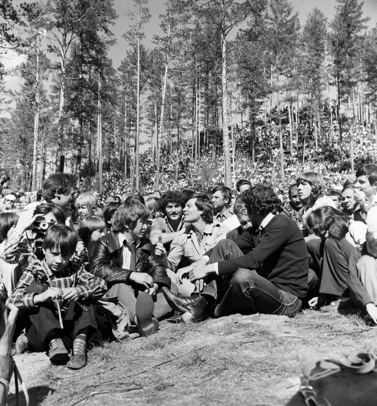 Американский певец Дин Рид (в центре) беседует со строителями БАМа