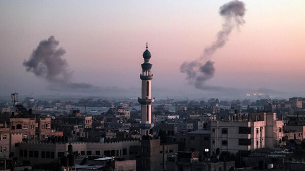 Дым во время израильской бомбардировки Хан-Юниса на юге сектора Газа