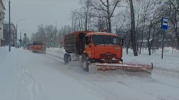 Работа снегоуборочной техники на улицах Москвы