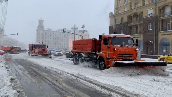 Работа снегоуборочной техники в Москве