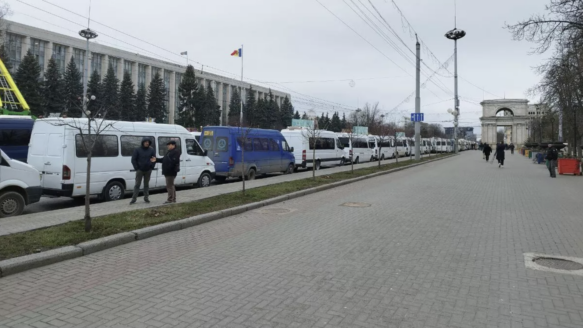 Представители Союза ассоциаций автоперевозчиков Молдавии частично перекрыли движение на центральной площади Кишинева - РИА Новости, 1920, 09.09.2024