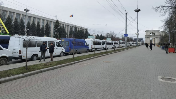 Представители Союза ассоциаций автоперевозчиков Молдовы частично перекрыли движение на центральной площади Кишинева