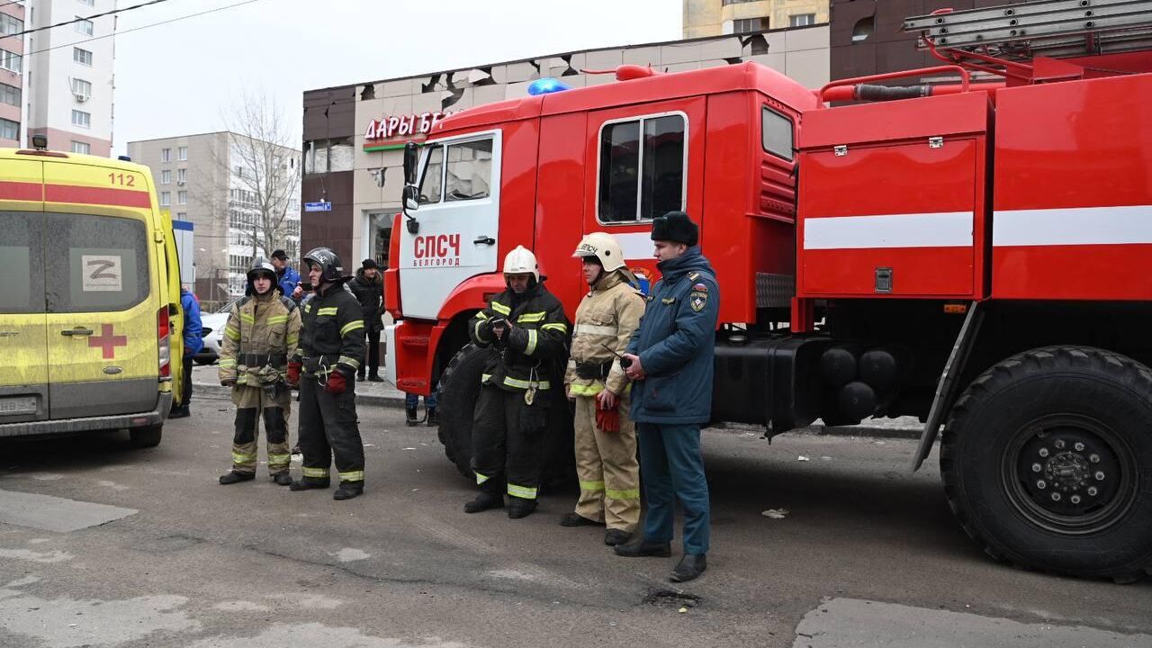 Сотрудники экстренных служб на месте ракетного удара по Белгороду - РИА Новости, 1920, 15.02.2024