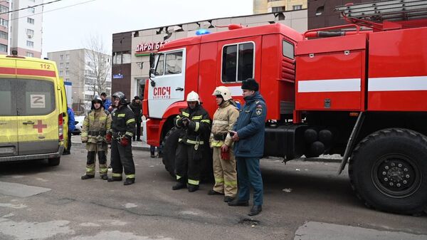 Сотрудники экстренных служб на месте ракетного удара по Белгороду